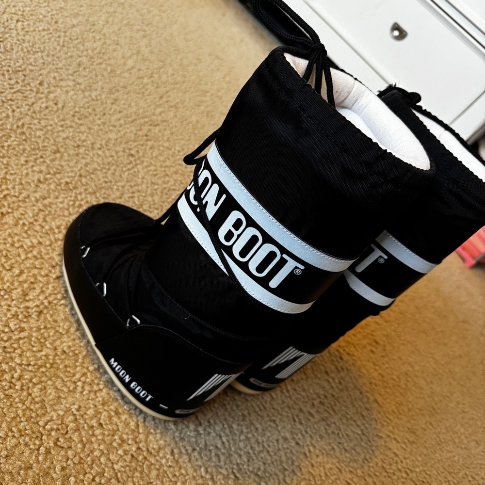 moon boots black